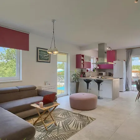 Semesterbostad Villa May *