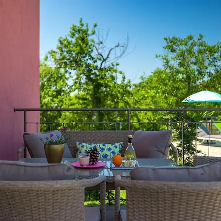 Semesterbostad Villa May *