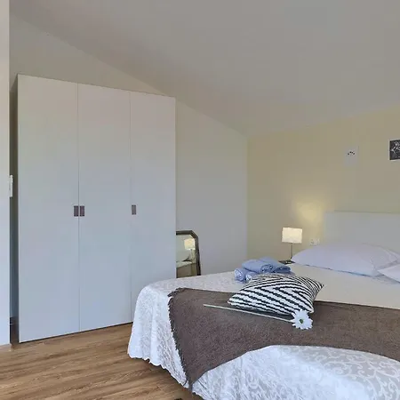 Semesterbostad Villa May *