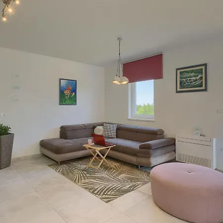 Villa May بوريتش